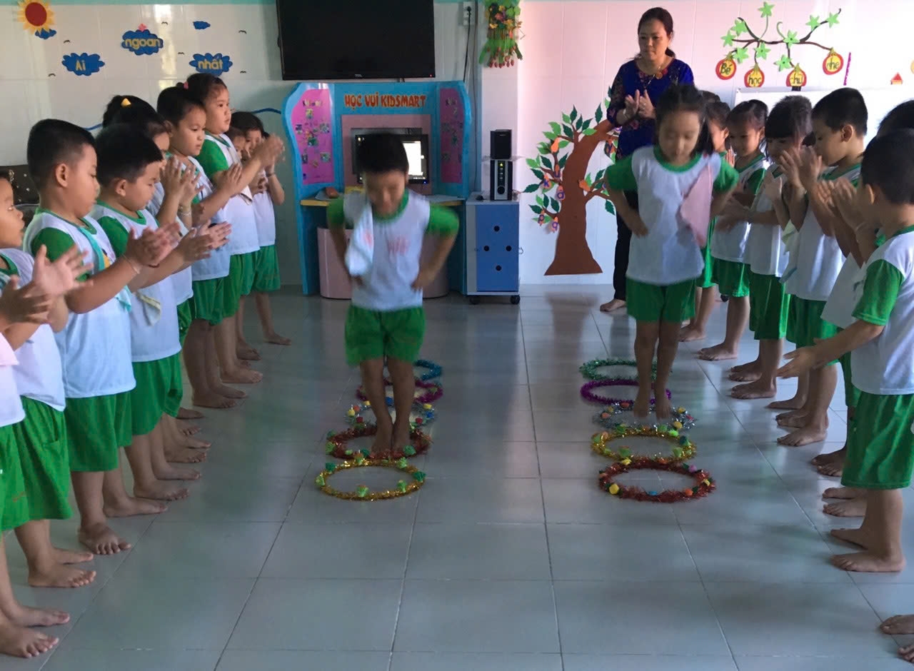 cô dạy trẻ 1