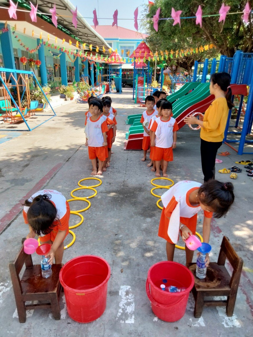 thi đổ nước vào chai